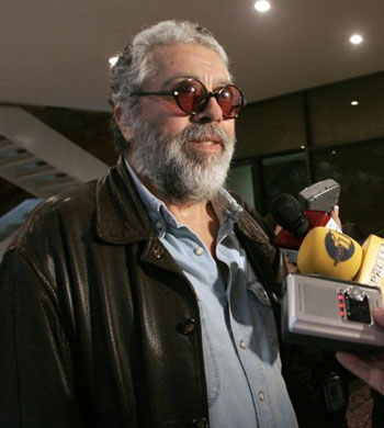 El cantante y compositor argentino Facundo Cabral habla con periodistas en San José de Costa Rica el 24 de julio de 2007. © Mayela López/AFP