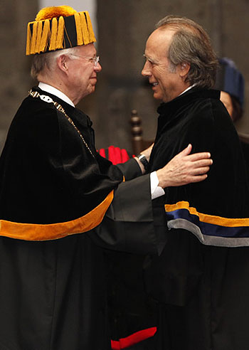 Joan Manuel Serrat recibe los símbolos del doctorado de manos del rector de la Universidad Nacional Autónoma de México (UNAM), José Narro Robles. © Agustín Salinas/Agencia EL UNIVERSAL