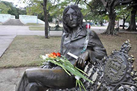 Estatua de John Lennon, obra del cubano José Villa, ubicada en el Parque John Lennon de El Vedado en la Habana. 