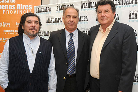 De izquierda a derecha: Fabián Mathus, hijo de Mercedes Sosa; Juan Carlos D’Amico, presidente del Instituto Cultural y Roberto «Coya» Chavero, hijo de Atahualpa Yupanqui. 