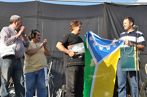 Juan Callegher, Presidente del HCD; Fabián Matus, hijo de Mercedes Sosa; Víctor Heredia y Daniel Ivoskus, Secretario de Gobierno de la Municipalidad; en el momento de la entrega al trovador de la bandera del partido General San Martín.  © HCD