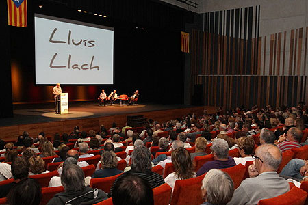 Lluís Llach en la presentación de la Assemblea Nacional Catalana en el Teatro Atlántida de Vic. © Jordi Puig