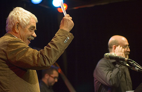 Pasqual Maragall, ex presidente del Gobierno catalán, ex alcalde de Barcelona y nieto del poeta; dirige el Cant de la senyera. © Xavier Pintanel