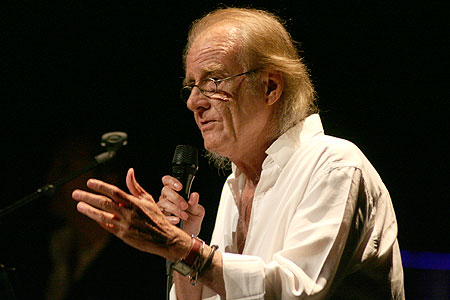 Luis Eduardo Aute en un concierto reciente en el Teatro Arteria de Barcelona, contando el cuento del «giraluna». © Xavier Pintanel