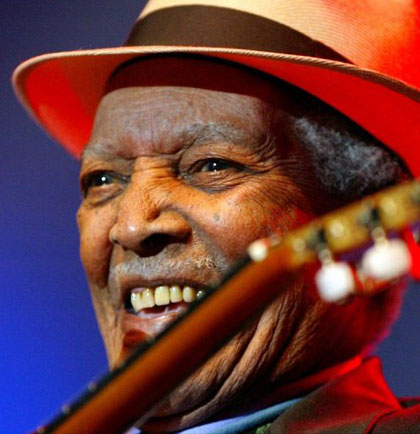 Francisco Repilado, más conocido como Compay Segundo, célebre cantante y compositor, estrella del Buena Vista Social Club, durante un concierto en Neuchatel, Suiza, el 21 de mayo de 2002. © Fabrice Coffrini/AFP