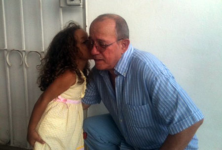 Silvio Rodríguez con Débora, una pequeña fan. © Alexis Díaz Pimienta