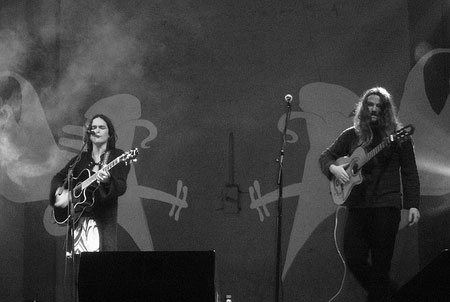 Camila Moreno y Nano Stern en Cumbre del Folk, Tortuga de Talcahuano el pasado 12 de junio de 2010. © Camila Arcos