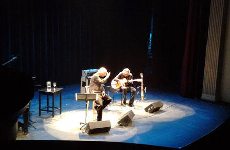 Joan Isaac, acompañado a la guitarra por Josep Traver, en el Teatro Sucre de Quito (Ecuador). 