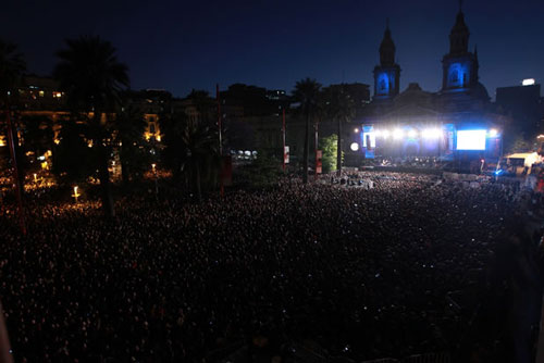 «Concierto para Violeta» en la Plaza de Armas de Santiago de Chile. © Terra