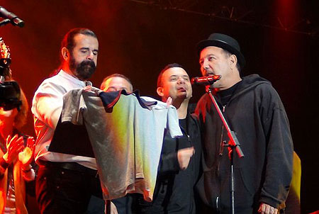 Adrián Goizueta y rubén Blades en el concierto de homenaje Fidel Gamboa. 