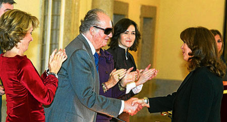 Maria del Mar Bonet recibe de manos del Rey Juan Carlos I la Medalla de Oro al Mérito en Bellas Artes. © Casa de S.M. el Rey / Borja Fotógrafos