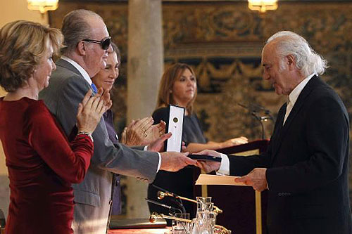 Amancio Prada recibe de manos del Rey Juan Carlos I la Medalla de Oro al Mérito en Bellas Artes. © Casa de S.M. el Rey / Borja Fotógrafos