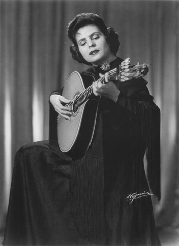 La fadista Amália Rodrigues (1922-1999) con una guitarra portuguesa. 