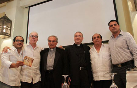 Carlos y Luis Enrique Mejía Godoy junto a parte de los artistas nicaragüenses que se unieron al proyecto «Mi virgencita del trono», en conferencia de prensa con Monseñor Urbina y Bosco Vivas, Párroco de la Basílica de la Inmaculada Concepción de El Viejo.  © Alejandro Sánchez/END