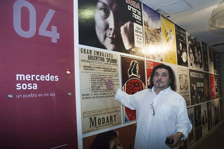 Fabián Matus, hijo de Mercedes Sosa, presentando la exposición sobre su madre. © Mariana Russo/Secretaría de Cultura de la Nación