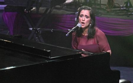 Julieta Venegas durante un concierto en la Ciudad de México el viernes 9 de diciembre de 2011. © Christian Palma/AP