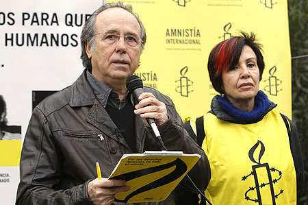 Joan Manuel Serrat junto a la presidenta de Amnistía Internacional Madrid, Teresa Rodríguez. © Fernando Alvarado/EFE