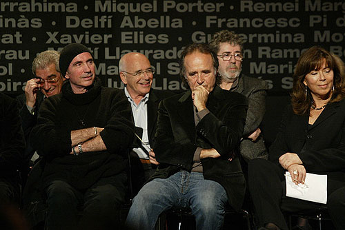 De izquierda a derecha: Xavier Elies, Lluís Llach, Enric Barbat, Joan Manuel Serrat, Francesc Pi de la Serra y Maria del Mar Bonet durante el acto de entrega de la Medalla de Honor del Parlament als Setze Jutges, en el 2007. © Sergio Lainz