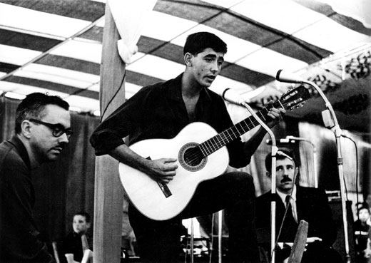 Joan Manuel Serrat, Josep Maria Espinàs y Francesc Pi de la Serra en el entoldado de la Plaça del Sol en Gràcia en el año 1965. © Josep Puvill