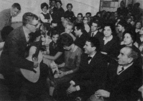 Josep Maria Espinàs en el concierto celebrado el 19 de diciembre de 1961 en una foto aparecida en la revista Serra d'Or de la época. 