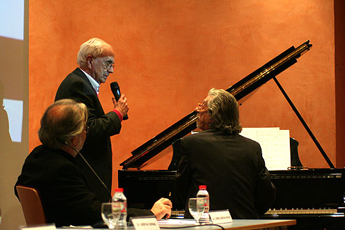 Josep Maria Espinàs 50 años después, acompañado al piano por el maestro Francesc Burrull. © Xavier Pintanel