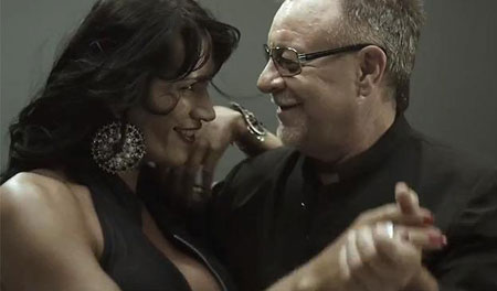 León Gieco con la travesti paraguaya Electra en el videoclip «Hoy bailaré», un canto a la diversidad y por la integración. 