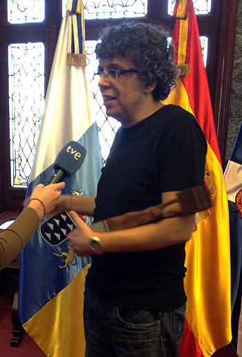 Pedro Guerra con el premio en reconocimiento por su lucha contra la Violencia de Género. © María Cabrerizo