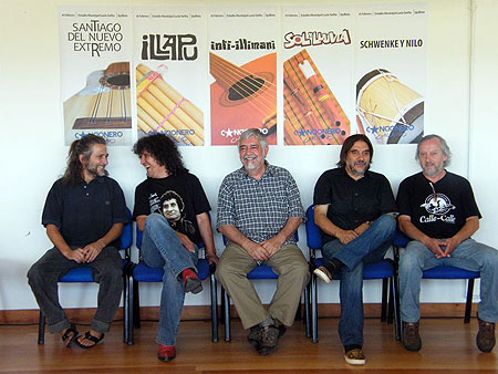 De izquierda a derecha: Luis Le-Bert (Santiago del Nuevo Extremo), Roberto Márquez (Illapu),Jorge Coulón Inti-Illimani), Amaro Labra (Sol y Lluvia) y Nelson Schwenke (Schwenke & Nilo) en la conferencia de prensa de presentación de «Cancionero chileno». 