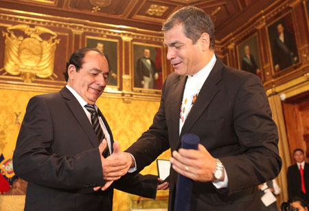 El presidente ecuatoriano, Rafael Correa y Carlos Mejía Godoy en el acto de entrega de la «Orden Nacional al Mérito en el Grado de Oficial». © Eduardo Santillán Trujillo/Presidencia de la República