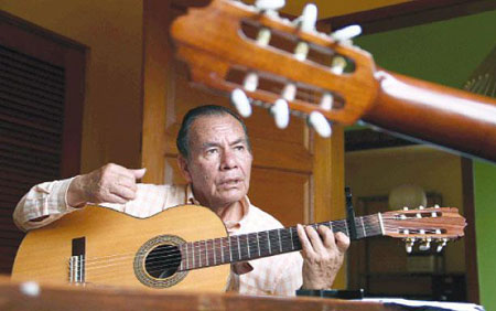 Trovador de nota. Carlos Falconí con el objeto de sus máximas devociones: una guitarra para combatir el olvido con huainos y yaravíes. 