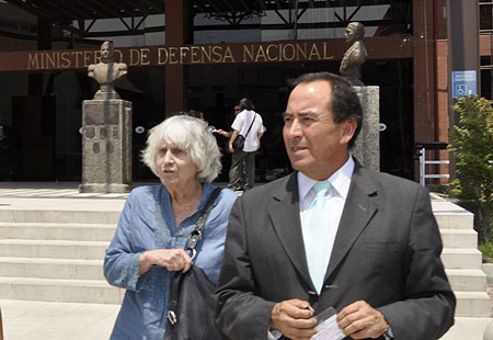 Joan Turner y Nelson Caucoto, abogado de la familia Jara a la salida del Ministerio de Defensa. © El Ciudadano