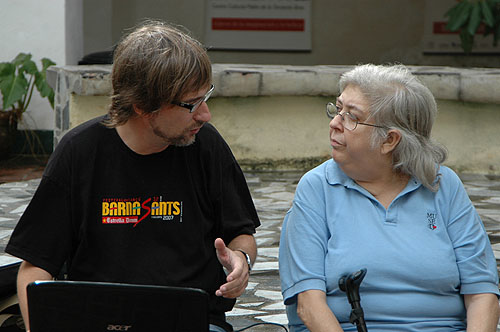 El autor de estas líneas en su último encuentro con Sara González el noviembre de 2009 en el patio del Centro Pablo de la Torriente Brau en La Habana © Alain Gutiérrez