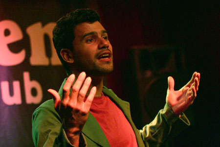 José Alejandro Delgado interpreta a cappella «Juan León» en el Harlem Jazz Club. © Xavier Pintanel