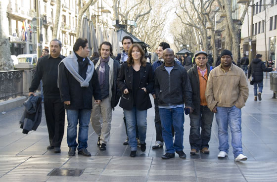 Maria del Mar Bonet paseando por Las Ramblas de Barcelona con Enrique Pérez-Mesa y los miembros del Jorge Reyes Quinteto de Cuba. © Xavier Pintanel