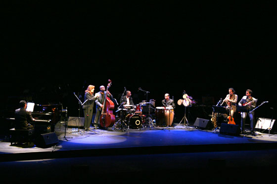 Maria del Mar Bonet con el sexteto de Jorge Reyes. © Xavier Pintanel