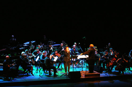 Maria del Mar Bonet con la Orquesta de Cambra de Vilaseca dirigida por Enrique Pérez-Mesa. © Xavier Pintanel