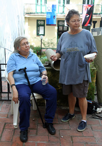 Sara González y Diana Balboa en unas jornadas de pintura al aire libre. © Xavier Pintanel