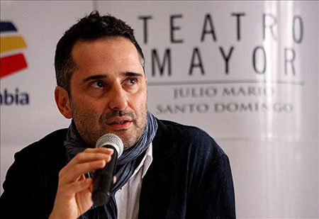 El cantante uruguayo Jorge Drexler habla durante una rueda de prensa, en Bogotá (Colombia). Drexler se presentará durante la semana en varios puntos del país con su gira «Mundo Abisal». © EFE