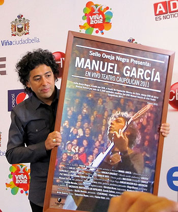 Manuel García durante la presentación en el Festival de Viña del Mar, en donde recibió un DVD de Oro por su producción «En Vivo Teatro Caupolicán 2011». © Oveja negra