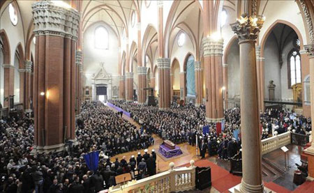 Vista general del funeral de Lucio Dalla en la Iglesia de San Petronino de Bolonia (Italia). © EFE