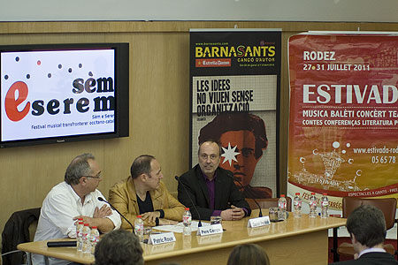 De izquierda a derecha: Patrick Roux, director de Estivada; Pere Camps, director del BarnaSants y Daniel Périssé, director del Sèm e serem. © Xavier Pintanel