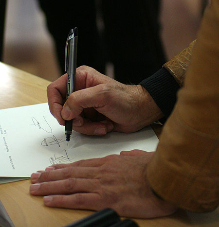 Pere Camps firma el acuerdo de colaboración entre los festivales BarnaSants, Sèm e serem y Estivada. © Xavier Pintanel