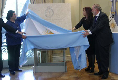 La presidenta de Argentina, Cristina Fernández junto al embajador de la nación en Chile, Ginés González y el hijo de Mercedes Sosa, Fabián Matus, colocaron la piedra fundamental del centro cultural argentino «Mercedes Sosa». © UPI