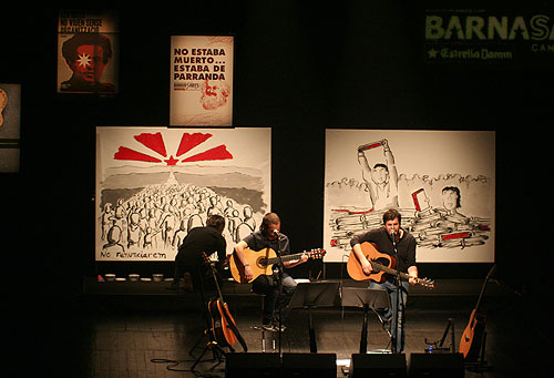 Cesk Freixas y Pau Alabajos cantando ante los reivindicativos lienzos de Albert Trilla. © Xavier Pintanel