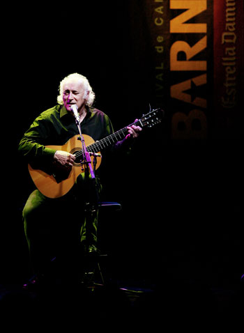 Amancio Prada cantando a «tres libertarios» en el festival BarnaSants. © Juan Miguel Morales