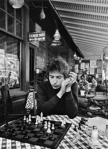 Bob Dylan juego de ajedrez, Woodstock 1964 © Daniel Kramer