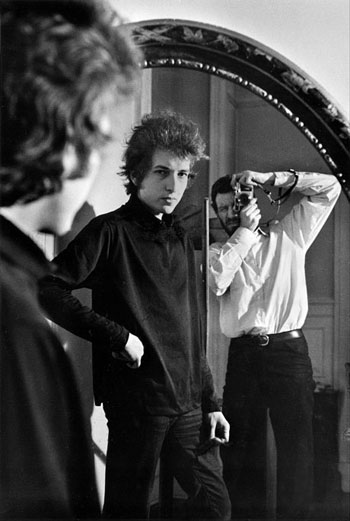 Bob Dylan y Daniel Kramer en un espejo, Nueva York, 1965 © Daniel Kramer