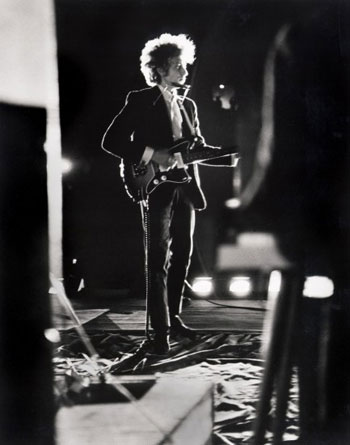 Bob Dylan en el escenario, Forest Hills Stadium de Nueva York, 1965 © Daniel Kramer