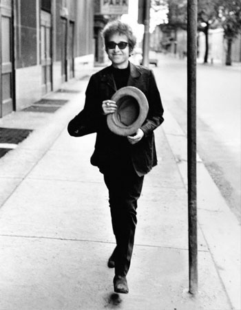 Bob Dylan, con su sombrero de copa, Filadelfia, 1964 © Daniel Kramer