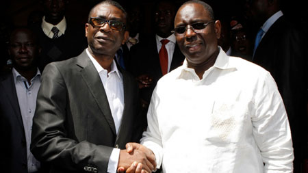 Youssou N'Dour con el presidente Macky Sall. 